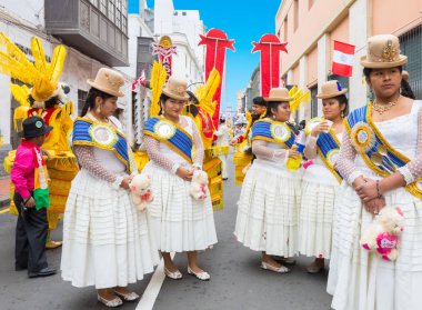Lima Peru ulusal festival vesilesiyle Temmuz 2018 Temmuz sonunda geleneksel giysiler ve töreni merkezi sokaklarında Lima sakinleri elbise