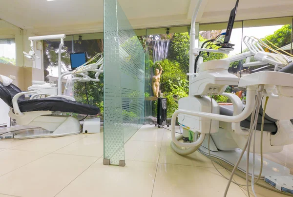 dental practice with waterfall in Lima