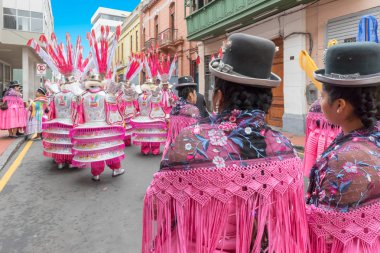 Lima Peru ulusal festival vesilesiyle Temmuz 2018 Temmuz sonunda geleneksel giysiler ve töreni merkezi sokaklarında Lima sakinleri elbise