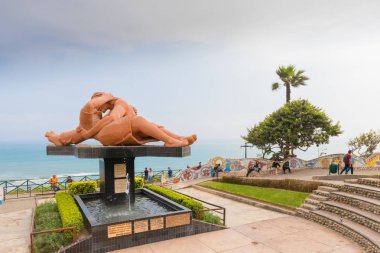Aşk Park Lima Peru Temmuz 2018 Kiss heykel. Bu heykel ve sahil manzarası Lima Bu parkı bir en güzel yeşil alanlar yapmak