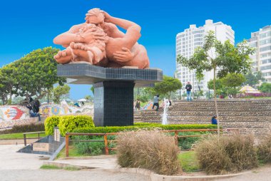 Peru, Lima Miraflores bölgesinde Lima Ağustos 2018, bu park okyanus güzel manzarasının keyfini ve bu heykeli fotoğraf için turist ziyaret