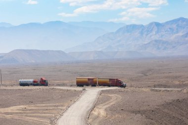 Diğer küçük kasaba deniz kenarı Lima bağlandığı Pan-American denilen bu yol Peru Nazca Ağustos 2018 büyük kamyonlar seyahat