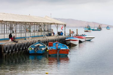 Peru Paracas Ağustos 2018 turist Paracas çevreleyen Adaları bir tur tekne Rıhtımda bekliyor