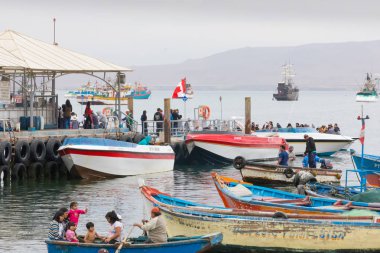 Peru Paracas Ağustos 2018 bu hangi tekne turları Paracas çevredeki adaları ziyaret için yola piers biridir
