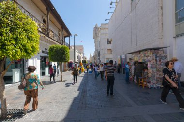 Peru Arequipa Ağustos 2018 turistler ve kentin sakinleri sık bu yayalara her gün