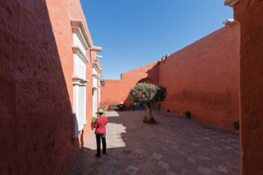 Peru Eylül 2018 yılında farklı diller konuşan Manastırı eser tur rehberleri bu sayfanın geçmişi bilmek onlar bu sitenin ziyaret geliştirmek.