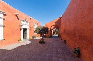 Peru Eylül 2018 Arequipa, Santa Catalina Manastırı içinde bu yaya sokakları izin bir sosyal hayat duvarları içinde yürütmek rahibeler.