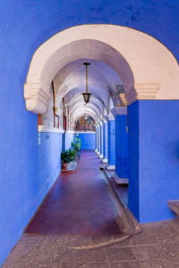 Peru Eylül 2018 rahibeler Santa Catalina Arequipa'Manastırı Bu koridorda dini her görüntüde önünde dua etti