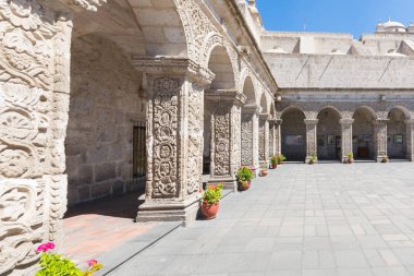 Arequipa Peru 04 Eylül 2018 rahipler bu manastır manastırda şirketin dini her görüntüde önünde dua etti .