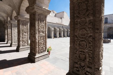 Arequipa Peru 10 Eylül 2018 munks bu manastır şirket manastır dini her görüntüde önünde dua etti.