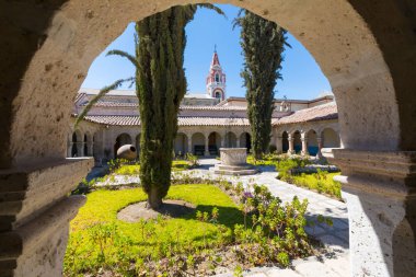 Arequipa Peru 04 Eylül 2018 bu yağmurlu günlerde rahipler tarafından kullanılan Recoleta Manastırı portik görünümünden.