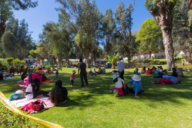 Arequipa Peru Eylül 2018 şenlikli gün boyunca şehrin sakinleri meadows içinde dinlenmek için bu park sık.