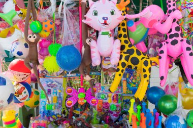 Plastik oyuncak tezgah parkta Selva Alegre özellikle hafta sonu şehir aileler tarafından ziyaret: Arequipa Peru 26th Ağustos 2018