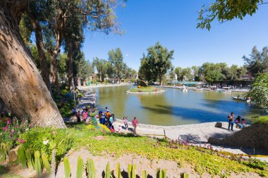 Arequipa Peru 26 Ağustos 2018 yılında şehrin kalbinde Selva Alegre denilen bu parkta yatıyor ve gölde sakinleri tekne ile gitmek