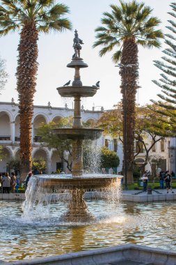 Arequipa Peru 26 Ağustos 2018 yılında Arequipa tarihi merkezi tören alanı birçok geçenler dinlenmek için bu güzel Çeşme durdurmak