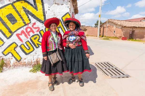 クスコ 2018 日これら二人の若い女性がポーズ伝統的な服で観光客のため — ストック写真