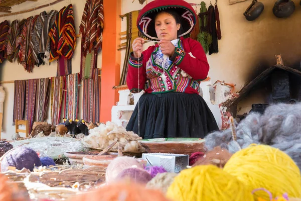 クスコ 2018 日クスコの街の郊外のアルパカ毛糸紡績の実用的なデモンストレーションを手で目撃することができます — ストック写真