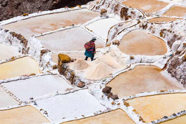 Moray Peru 14 Eylül 2018 A quechua kadın oluyor eve Moray Africanâ içinde çalışan bir gün geçtikten sonra. Ayıklanan tuz sığır çiftçiler için satılan.
