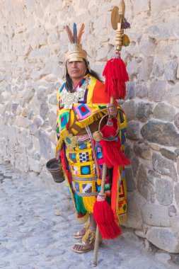 Ollantaytambo Peru 11 Eylül 2018 A adam eski bir elbise, mücevherleri ve İspanyol fethinden önce Inca krallara tarafından kullanarak aksesuarları
