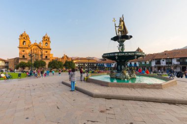 Cuzco Peru Pachacutec, adlı bir İnka İmparatoru için 12 Eylül 2018 olduğunu Cuzco tören alanı Çeşme yukarıda bulunan bu heykel adanmış.