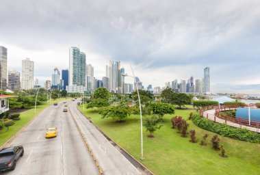 Panama City 20 Eylül 2018 çok sayıda yaya köprüler çapraz şehir Panama City büyük bu caddede. Köprüler de kıyı şeridi ve bisiklet yolu içeren bu kentsel güzellikler hayran olabilir