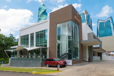 Panama City 25 Eylül 2018 bu modern mimari binaların Obarrio bölge Panama City de yer alır. Ön planda Madero Cafe şehrin en ünlü uluslararası kafelerde biridir.