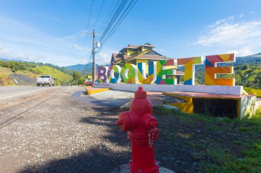 Boquete Panama 17 Ekim 2018 yılında tepeler Chiriquí il Boquete.Behind renkli bu tabela orada adında bir popüler turistik yerde turist bilgi bina olduğunu