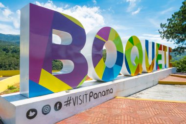 Boquete Panama 17 Ekim 2018 yılında il Chiriquí tepelerde Boquete denilen popüler turistik bir konumdur. Onun renkli tabela bu