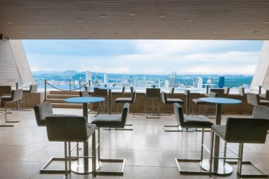 Panama City 25 Eylül 2018 yüzme havuzunda Panama şehir manzarası günbatımında bakan bir gökdelenin çatı. Burada bir kokteyl tatma ve manzaranın akşam geçirebilirsiniz.