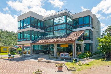 Boquete Panama 30 Ekim 2018 bu modern bina Boquete köyü Kütüphanesi koltuğum. Modern odalarda Gazeteler veya İspanyolca ve İngilizce olarak çok sayıda kitap okuyabilir