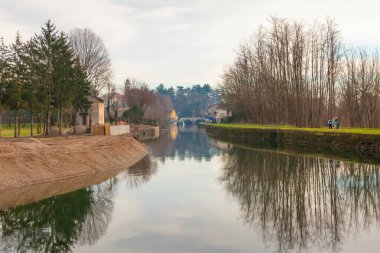 Milano İtalya Bisiklet ve çalışan 6 Ocak 2014 Milan city, yakınındaki bu kanal kıyısında sakinleri pratik