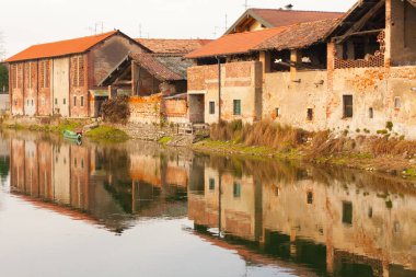 bir su yolu Norther İtalya kıyısında eski binalar