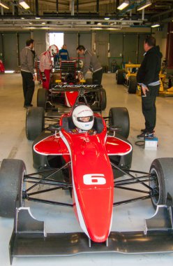 Monza İtalya Monza circuit 17 Nisan 2012 sabah bir yarış araba sürücü devre binmek hazırlar