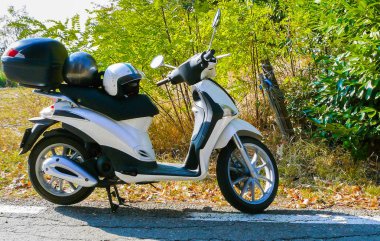 küçük motosiklet çizme ve kask İtalya ile