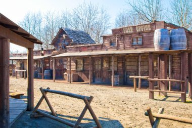 Voghera İtalya 6 Mart 2011 yılında Cowboyland Tema Parkı bu tipik uzak Batı Köyü ziyaret edebilirsiniz