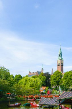 Copenhagen 13 Ağustos 2010 güneşli günlerde, Kopenhag yapay göl Tivoli Bahçeleri ziyaret edenler ahşap tekneler güneşin çocukları ile dinlenmek için kullanın