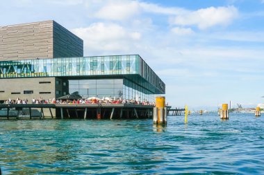 Copenhagen 13 Ağustos 2010 içinde oluşturduğunuz bu modern waterfront Danimarka Kraliyet Tiyatrosu ziyaret edebilirsiniz. Bu liman ön Frederiksstaden bölgesinde şehir merkezinde yer almaktadır
