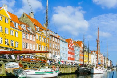 Copenhagen 13 Ağustos 2010 kanal ve Kopenhag Nyhavn adı verilen bağlantı noktası bu. Renkli tarihi evler bakan ve oradan başlamak Tekne Turları