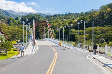 Bu köprü şehrin kuzeyinde yer Boquete Panama 16 Aralık 2018 vadinin diğer tarafına geçmek Caldera yayalar ve araçlar sağlayan nehir geçer