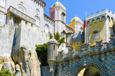 Lizbon Portekiz Mayıs 25 2009 Palacio Nacional da Pena bir en iyi turistik konumlar Portekiz ve on dokuzuncu yüzyıl romantizm tarzı mimari örneğidir. Saray canlı bir şekilde boyalı teraslar, decora hazcı bir karışımıdır