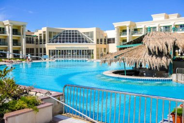 Hurghada Mısır 5 Mayıs 2007 Hurgada büyük otel zincirlerinin havuzları çok koreografik bir mimari ortamda maksimum konfor sunmak