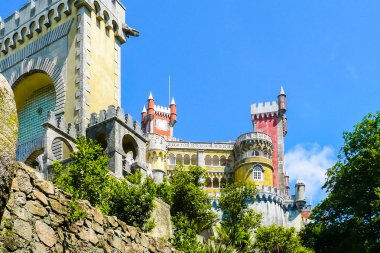 Lizbon Portekiz Mayıs 25 2009 Palacio Nacional da Pena bir en iyi turistik konumlar Portekiz ve on dokuzuncu yüzyıl romantizm tarzı mimari örneğidir. Saray canlı bir şekilde boyalı teraslar, decora hazcı bir karışımıdır