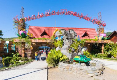 Boquete Panama 18 Ocak 2019 sol Caldera Creek bankadır çiçekler ve kahve Fuarı karargahı. Giriş Bu