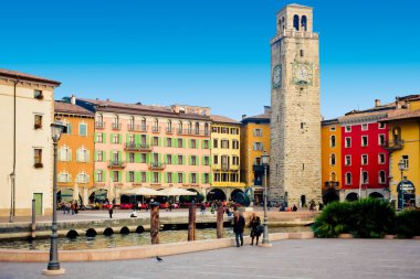 İtalya Riva del Garda 30 Ekim 2011 akşam turistler ve yerliler için erken saatlerde sırasında karşılamak bar ve merkezi kare bakan restoran 34 metre yüksek Apponale Kulesi standları