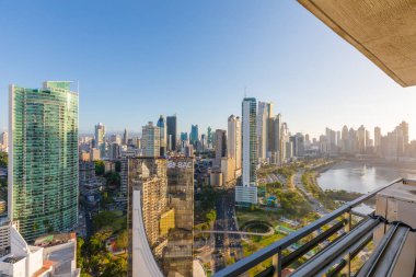 Interamericana, Avenida Balboa ve Cinta Costera günbatımı hava görünümünü, Panama city Panama Januray 2019 manzarası. Modern neden en zengin sakinleri yaşadığı ticari faaliyetlerinin tam.