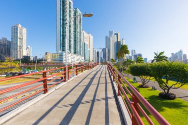 Panama city Panama Panama City avuç içi güneşli bir gün arasında Ocak 2019 yaya köprüsü. Bu pedastrian Köprüsü Conta Costera Caddesi sahil boyunca yürümeyi şehrin yeşil alana ulaşmak turist sağlar.