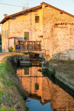 Floransa Toskana 25 Aralık 2011 bu tuğla inşa edilmiş tipik bir ev ve bir bent ile bir sulama kanalı üzerine taş su akışını düzenleyen