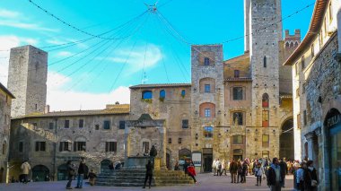 İtalya San Gimignano 29 Aralık Meydanı Yerebatan Sarnıcı'na 1287 inşa sonra adlı bir Pazar ve festivaller ve turnuva için bir sahne olarak kullanılmıştır