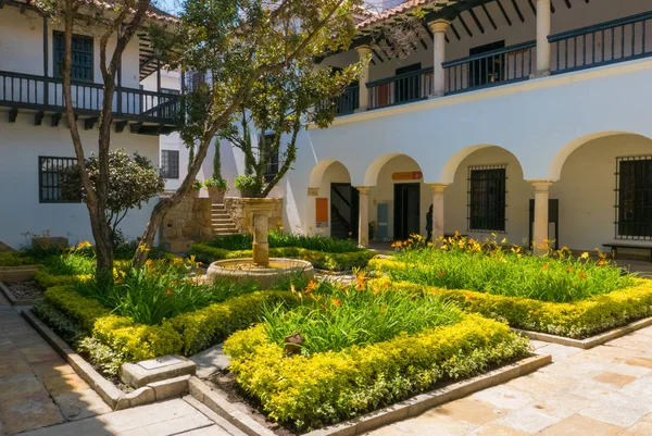 Bogota inner courtyard and fountain of Coin Museum — Stock Photo, Image