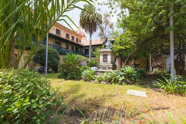 Bogota kleiner quadratischer rufino de cuervo mit Statue — Stockfoto